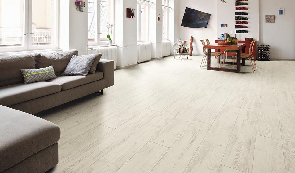 Чому власники квартир у старому фонді Одеси все частіше відмовляються від лінолеуму на користь ламінату
